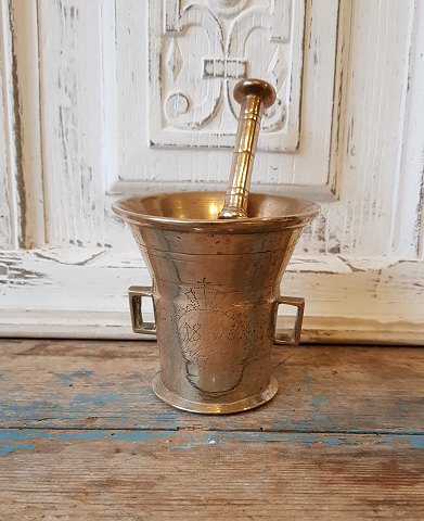 1800s brass mortar decorated with engraving in the form of crown and year 1805