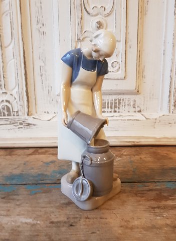 B&G Figure - Milk girl with milk bucket no. 2181