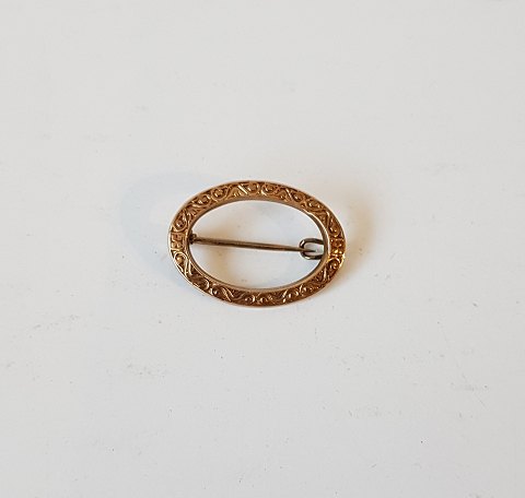 Small oval brooch in 14kt gold.