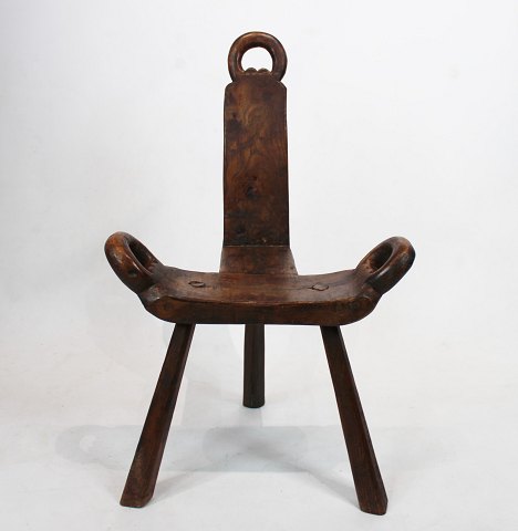 Norsk stol af poleret træ fra omkring år 1840.
5000m2 udstilling.