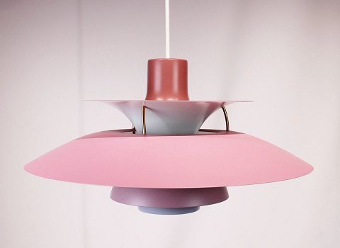 Pink PH5 lamp designed by Poul Henningsen in 1958 and manufactured by Louis 
Poulsen.
5000m2 showroom.