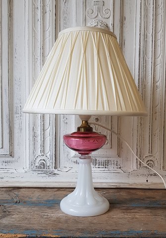 1800tals opaline lampe med oliebeholder i rosa/hindbær farvet glas