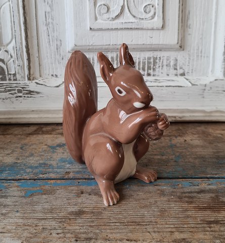 B&G Figure - squirrel with nut no. 2474