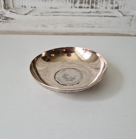Orientalsk sølvskål med sølvmønt
