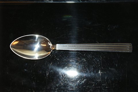 Bernadotte Dessertske / Frokostske # 21 Sølv
Fremstillet hos Georg Jensen.
Længde 18,3 cm.