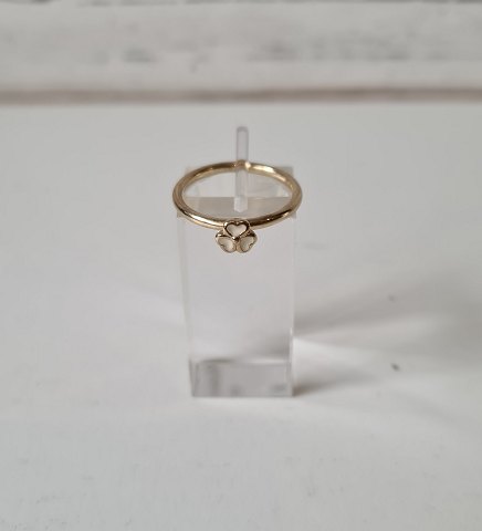 Spinning ring in 8 kt gold with three-leaf clover in white enamel