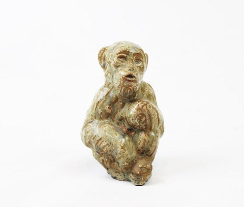 Keramik figur i form af abe, nr. 18 signeret Arne Bang. 
5000m2 udstilling.