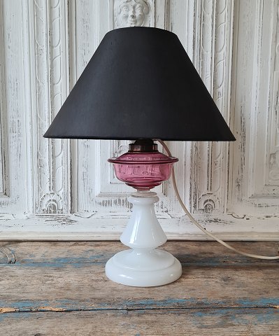Smuk 1800tals opaline lampe med oliebeholder i rosa/hindbær farvet glas.