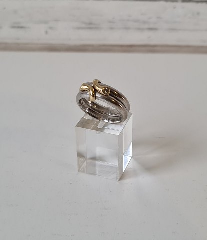 Regitze Overgaard for Georg Jensen Magic Doppio ring i 18 kt hvid og rødguld med 
brillanter på i alt 0,06 ct