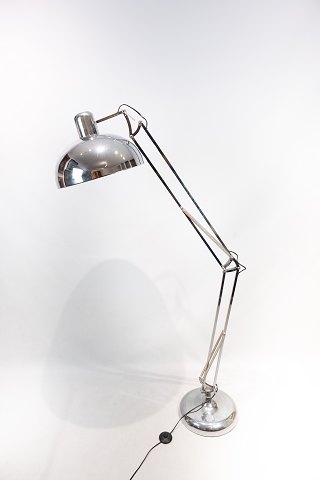 Gulvlampe i rustfrit stål af dansk design fra 1980erne.
5000m2 udstilling
