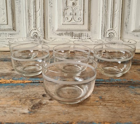 Set of 8 1800s  band-cut rinsing bowls