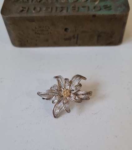 Filigree silver brooch in the shape of flower