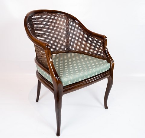 Hvilestol af mahogni med fransk rørflet og siddehynde polstret med lysegrønt 
stof fra 1920erne.
5000m2 udstilling.