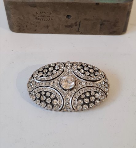 Silver brooch in Art Deco style adorned with numerous rhinestones
