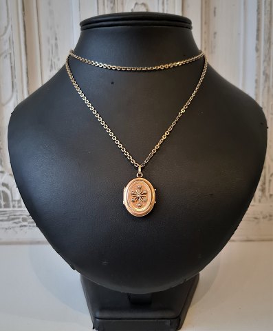 1800tals medaljon med 6 ægte perler i lang kæde - 14 kt. 80 cm.