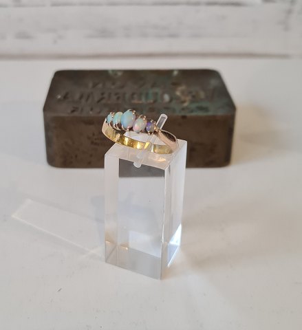 Vintage ring in 14 kt gold with 5 opals