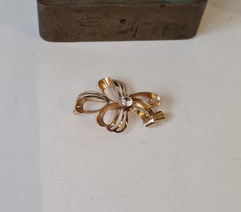 Hermann Siersbøl vintage bow brooch in 14 kt gold with zircon