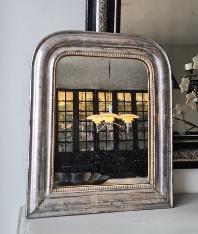 Smukt Louis Philippe spejl i fin sølv ramme med perlekant 42 x 50,5 cm.