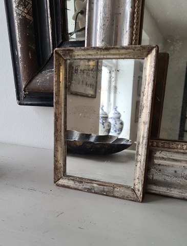 1800 tals lille spejl i smuk enkel sølv ramme 13 x 18,5 cm.