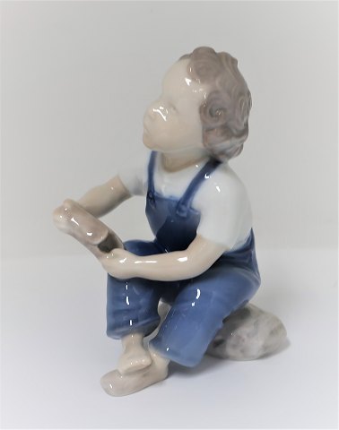 Bing & Grondahl. Porzellanfigur. Junge. Modell 2275. Höhe 13 cm. (1 Wahl)