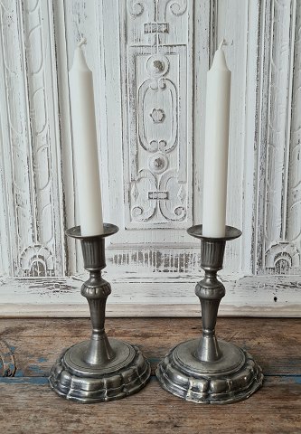 Pair of 1700s tin candlesticks 16.5 cm.