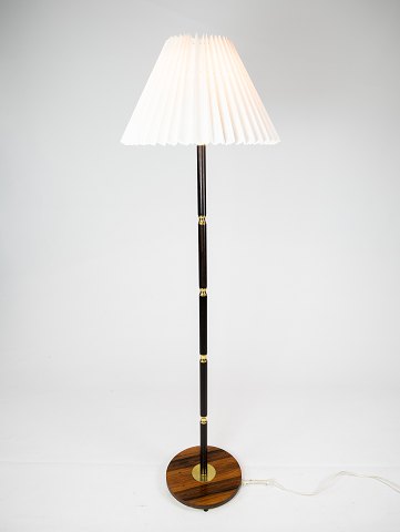 Gulvlampe i palisander og messing af dansk design fra 1960erne.
5000m2 udstilling.