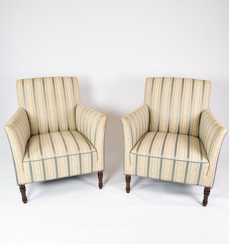 A pair of easy chairs upholstered with striped fabric and legs of mahogany, from 
the 1920s. 
5000m2 showroom.