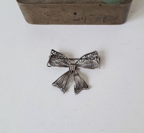Filigree loop brooch in silver