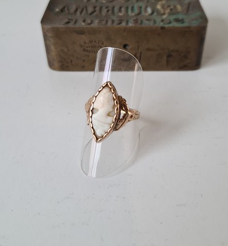 Vintage ring in 14 kt gold adorned with a beautiful camé