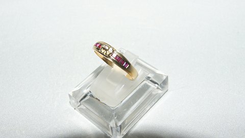 Elegant ladies ring with Brilliant and red stones in 18 carat gold