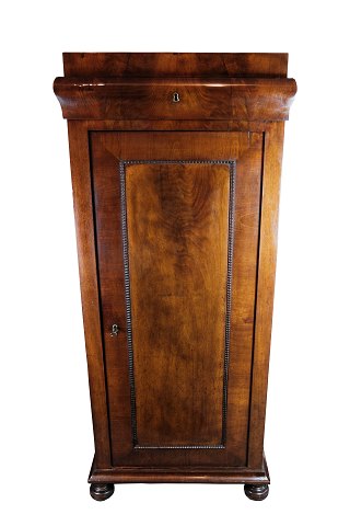 Tall cabinet in mahogany on feet and in great vintage condition from the 1840s. 
500m2 showroom.