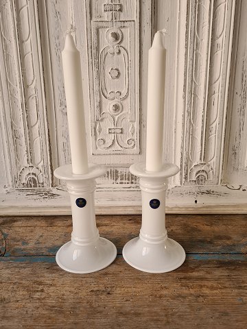 Holmegaard - Royal Copenhagen candlesticks in white milk glass by Michale Bang 
15 cm.