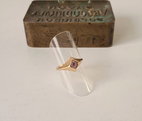 Vintage ring i 14 kt guld med sart lilla sten