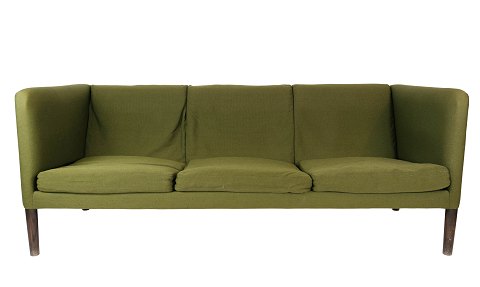 Tre personers sofa, Model AP 18S, polstret med grønt uldstof og ben af mørkt 
træ, designet af Hans J. Wegner fra 1960erne. 
5000m2 udstilling.