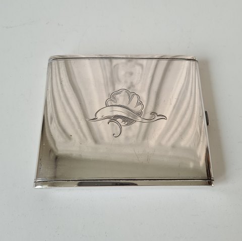 Arno Malinowski for Georg Jensen cigaretetui i sølv dekoreret med delfin no. 203 
A