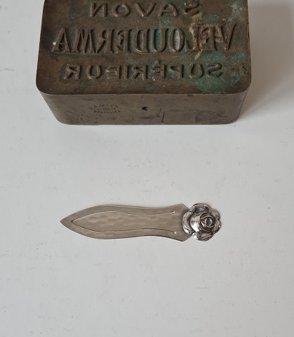 Bookmark in the hammer blow silver decorated with rose