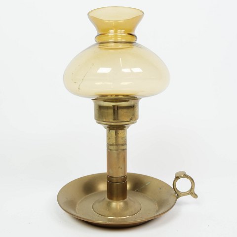 Kerosene lamp with glass shade and of brass, in great antique condition from the 
1960s. 
5000m2 showroom.