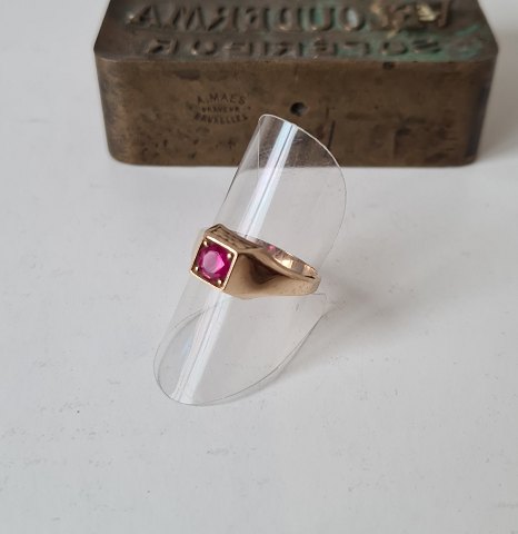 Vintage ring in 14 kt gold with red stone