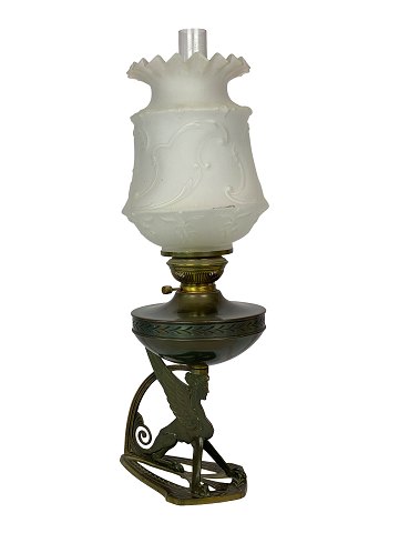 Kerosene lamp in the style in Art Noveau of burnished brass from around the 
1920s. 
5000m2 showroom.
Great condition
