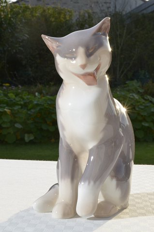 Bing & Grøndahl figur 2452 Kat 
 
