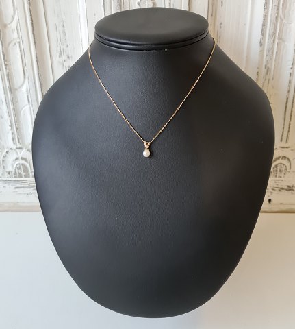 8 kt gold necklace with pendant adorned with pearl and zircon