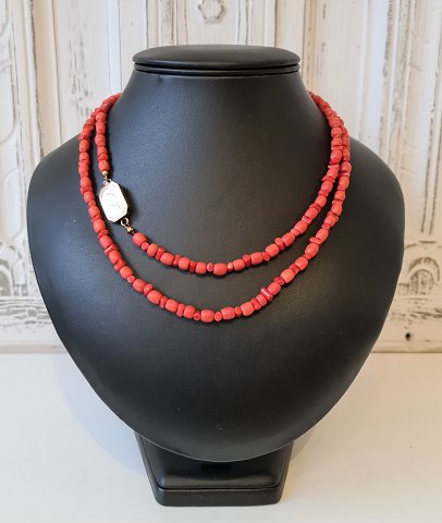 Antique long coral necklace with beautiful wide clasp in 8 kt gold.