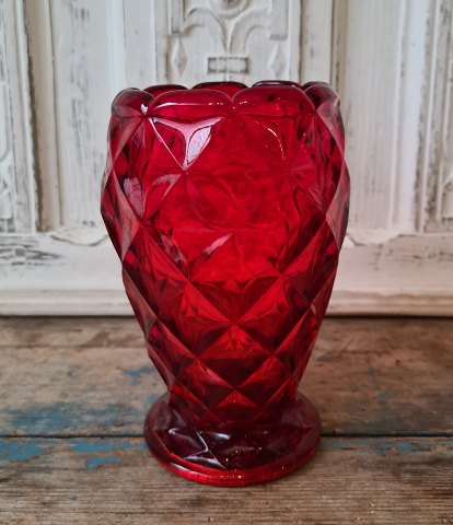 Blomsterglas i rubinrødt glas fra Fyens Glasværk 1924