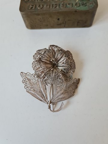 Large silver filigree brooch in the shape of flower