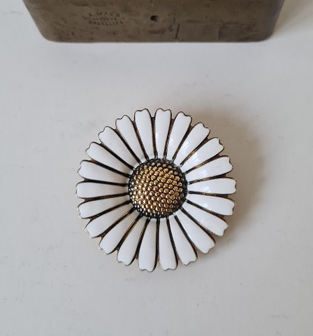 Marguerite brooch in enamel and gilded silver by Volmer Bahner