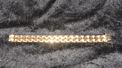 Elegant Armbånd 18 karat guld
Stemplet  750
Længde 18,5 cm
Brede 16,20 mm
Tykkelse 2,57 mm