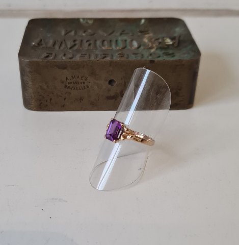 Vintage ring in 18 kt gold with emerald cut amethyst