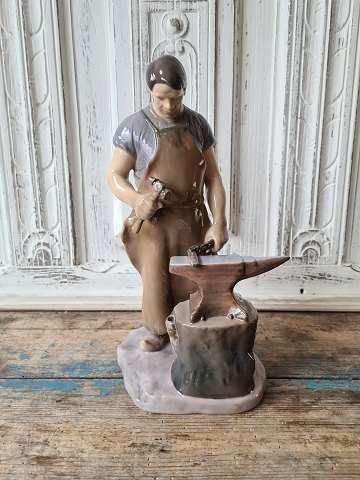 B&G figure - blacksmith no. 2225