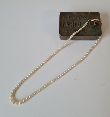 Vintage kultur perlekæde med lås af 14 kt guld af Hermann Siersbøl