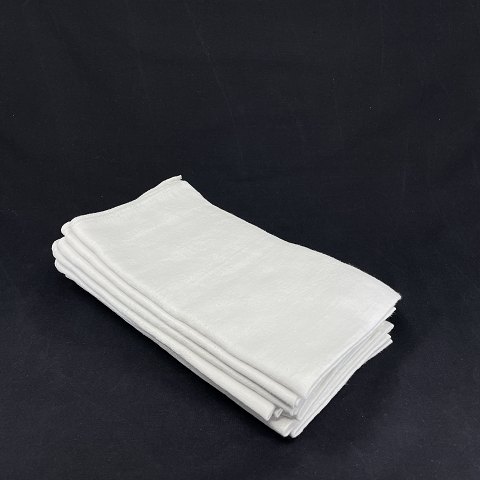 9 identical napkins in damask